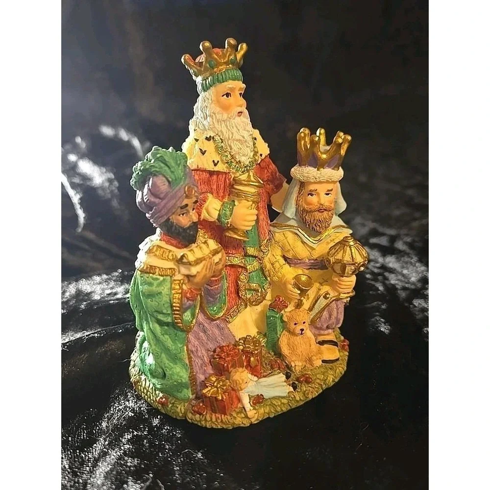 INTERNATIONAL SANTA CLAUS COLLECTION product figurine